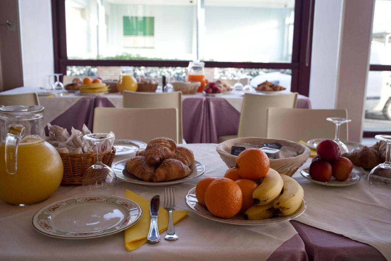 בלריה-איגאה מרינה Hotel Spiaggia Villa Paola מראה חיצוני תמונה