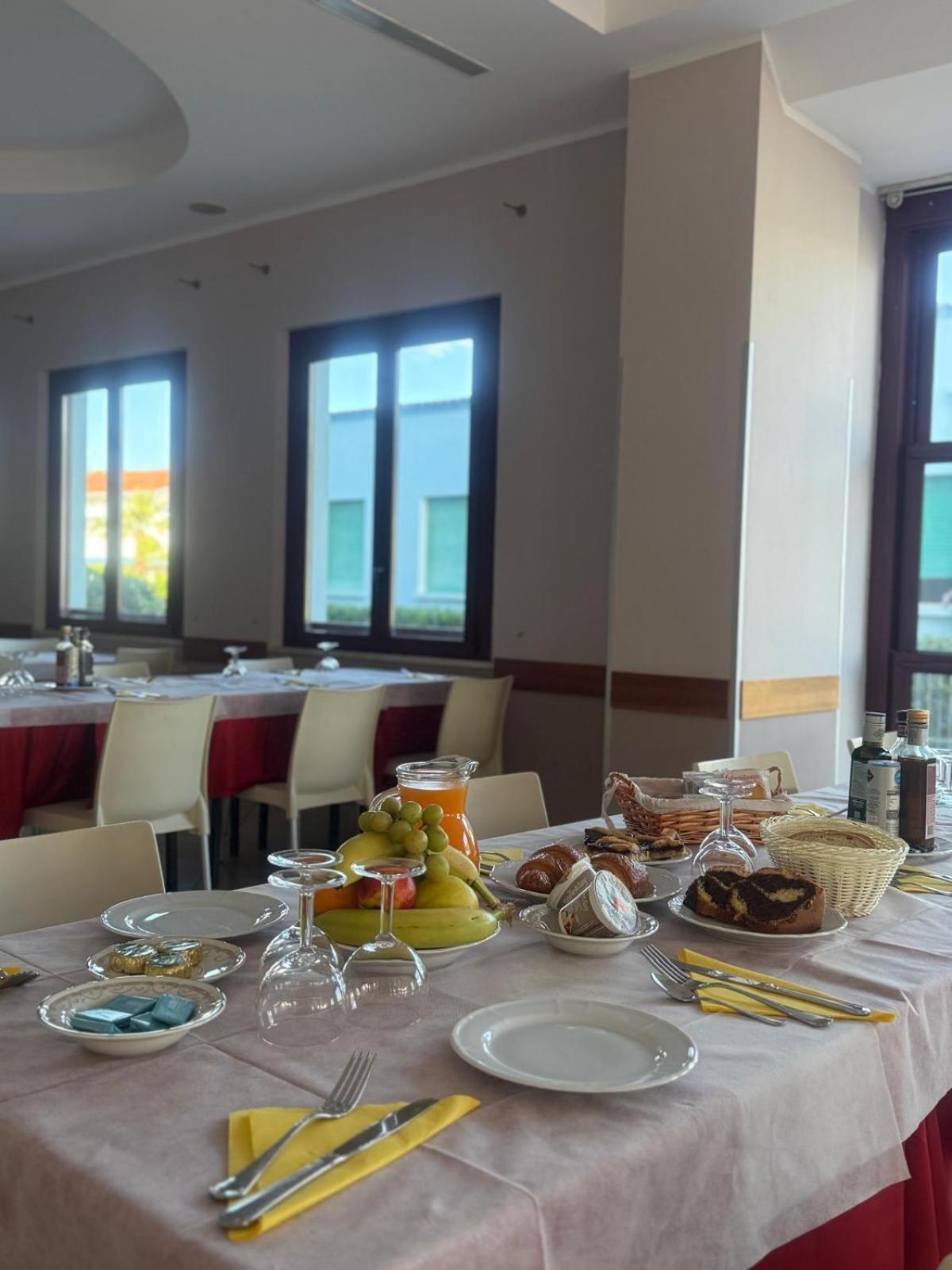 בלריה-איגאה מרינה Hotel Spiaggia Villa Paola מראה חיצוני תמונה